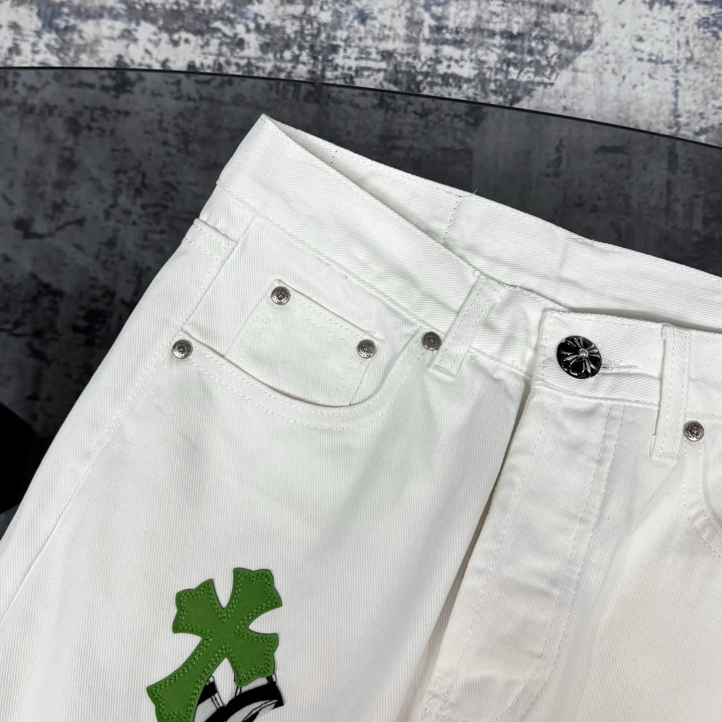P250 Chrome Hearts CH Miami white and green limited edition cross patch leather jeans. Original purchased and printed. Really restores the ultimate texture of Vintage. Special Italian cowhide print and cut. Customized sheepskin three-layer thick line leather. The whole body is spliced in heavy water washing process. Craftsmen hand-splash ink. You can see the details. Three-dimensional cutting version. Loose and comfortable. Not picky on the figure. Makes you taller and slimmer. Factory Seiko. Original quality control. Same style for men and women. Can be matched with couples. Versatile recommendation. Necessary jeans for all seasons Color: white and green Size: S-XL (corresponding to 28-34)